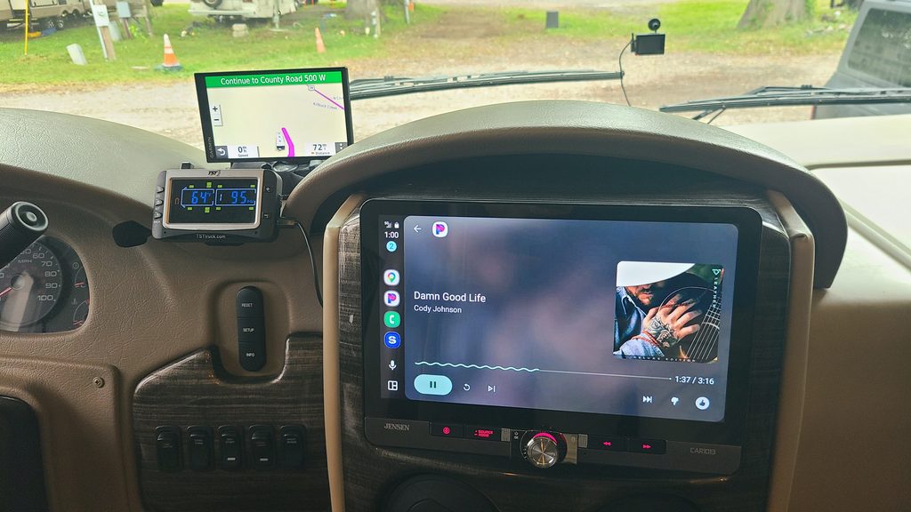 Jensen CAR1013 installed in our Thor Challenger